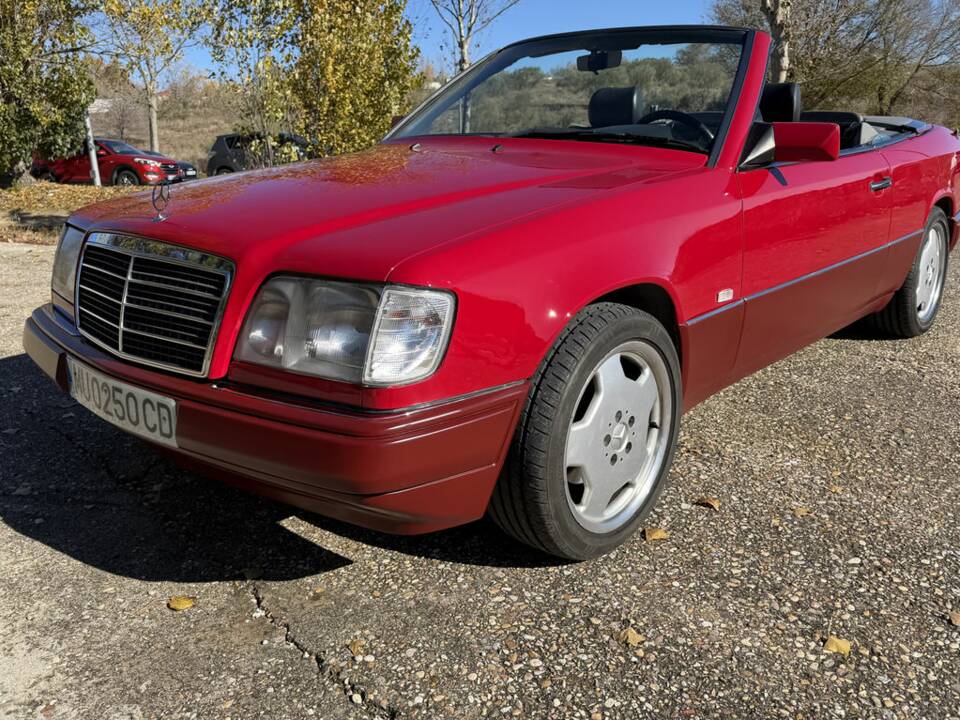 Bild 1/8 von Mercedes-Benz E 220 (1994)