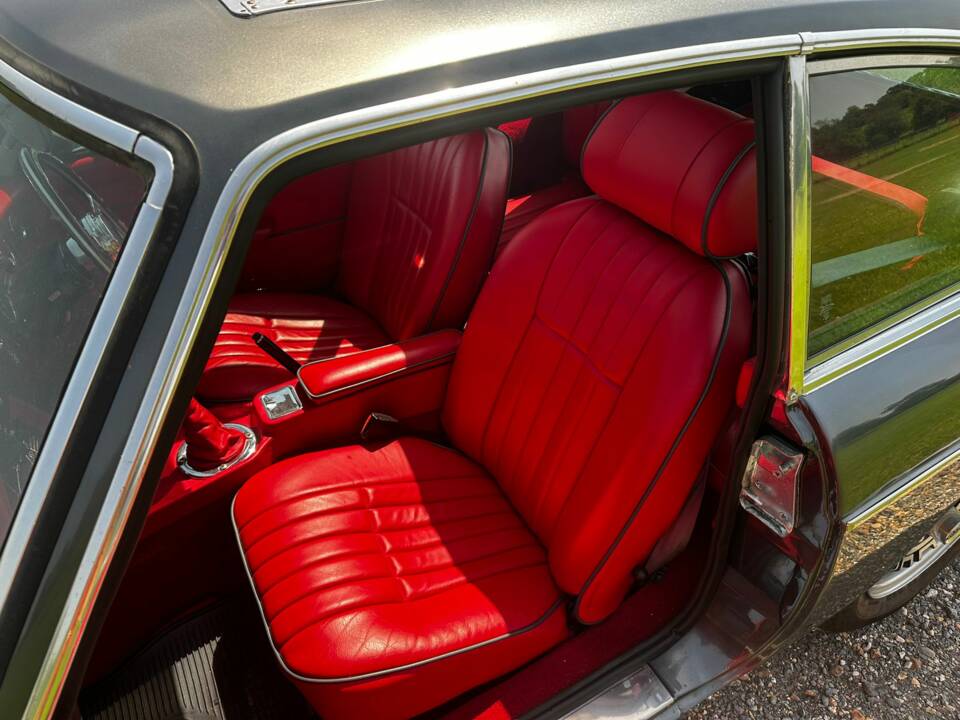 Image 23/38 of MG MGB GT V8 (1974)