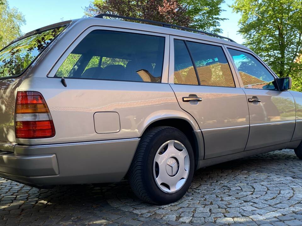 Bild 7/33 von Mercedes-Benz E 200 T (1994)