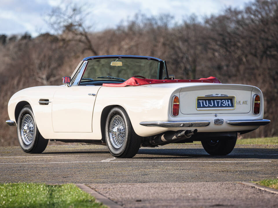 Image 4/42 of Aston Martin DB 6 Mk II Volante (1970)