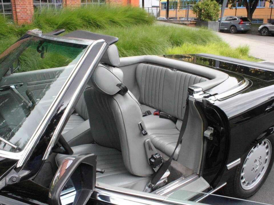 Image 13/20 de Mercedes-Benz 500 SL (1986)