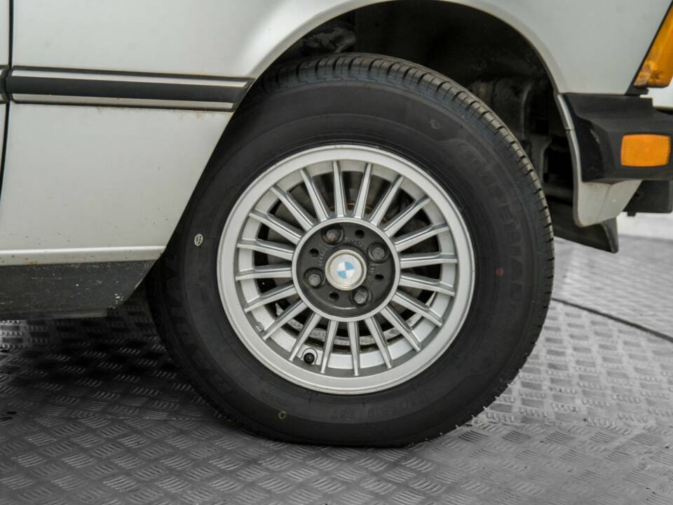 Bild 43/50 von BMW 320i (1981)