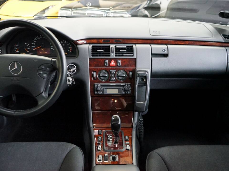 Bild 23/38 von Mercedes-Benz E 200 Kompressor (2001)