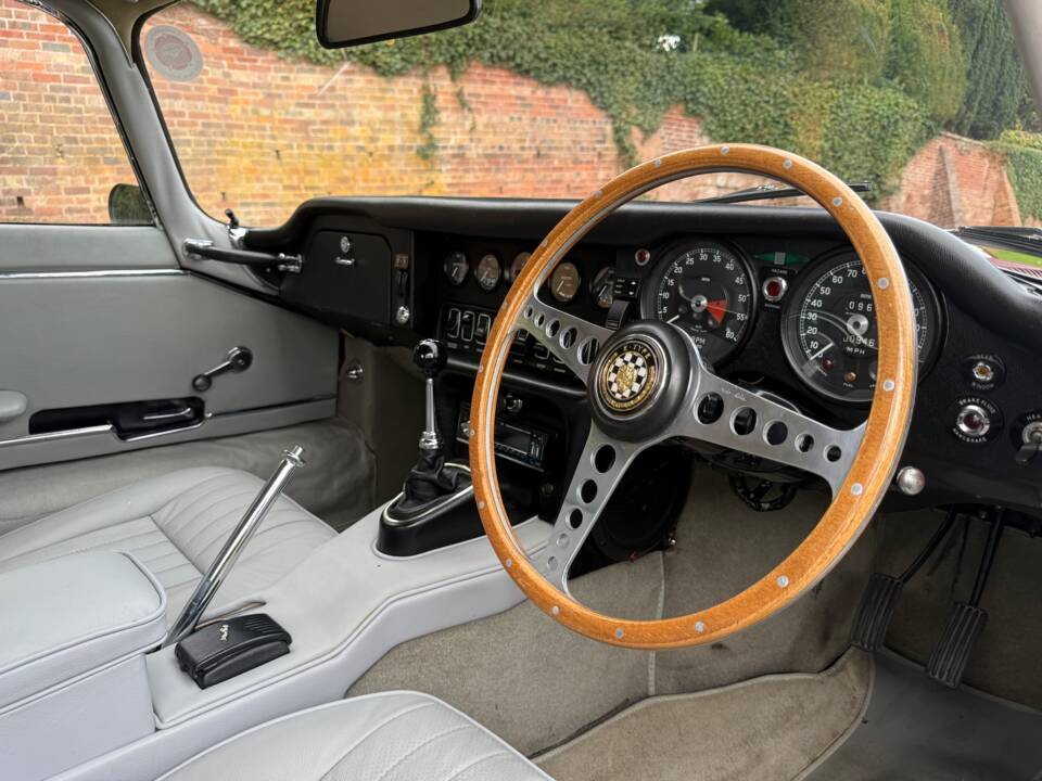 Immagine 14/29 di Jaguar E-Type (1970)
