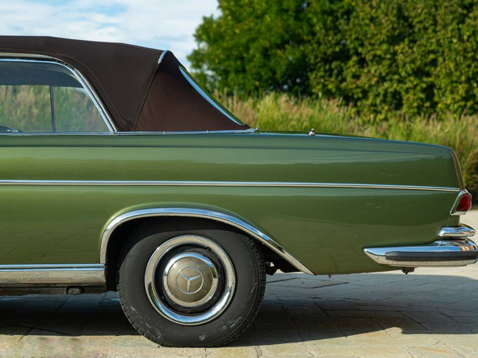 Image 34/50 of Mercedes-Benz 220 SE b (1964)