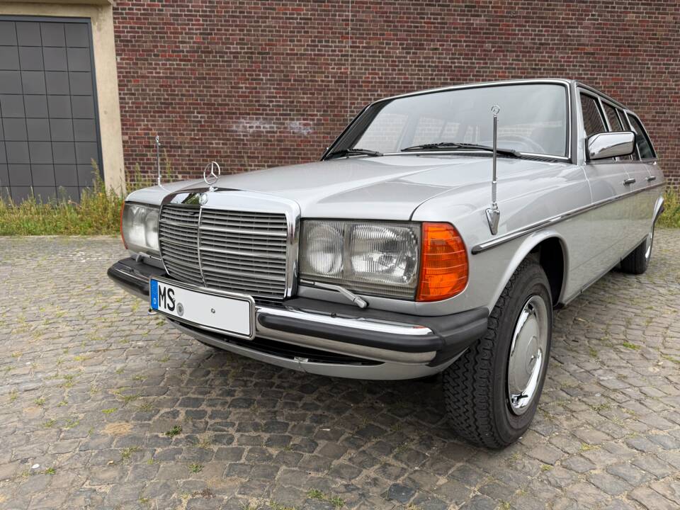 Bild 8/34 von Mercedes-Benz 250 lang (1983)