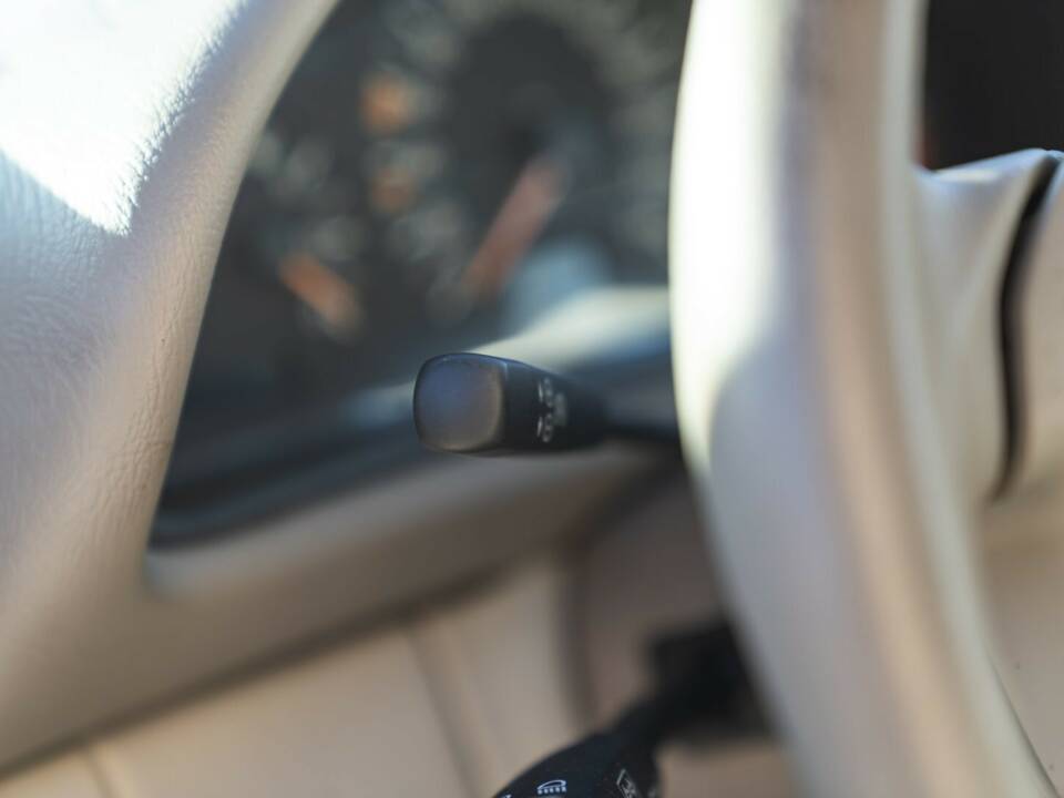 Image 37/50 of Mercedes-Benz CLK 200 (1997)