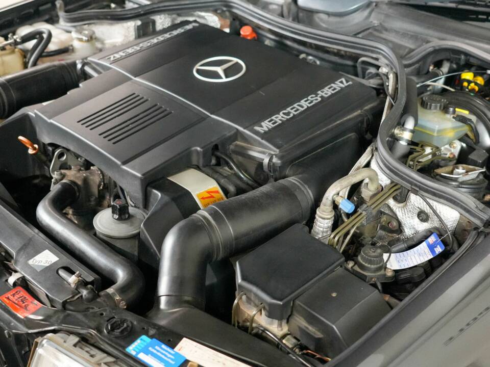 Image 30/32 of Mercedes-Benz 500 E (1992)