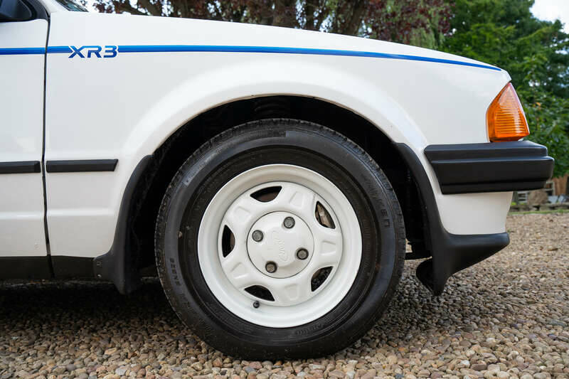 Image 21/50 of Ford Escort XR3i (1983)