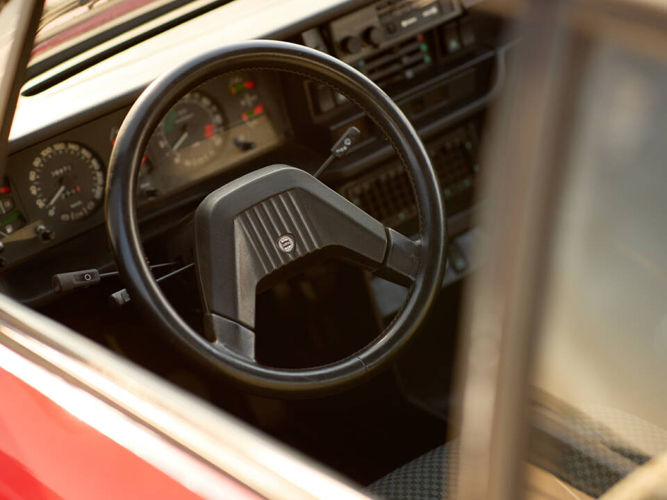 Bild 19/22 von Lancia Beta Coupe 2000 VX (1983)