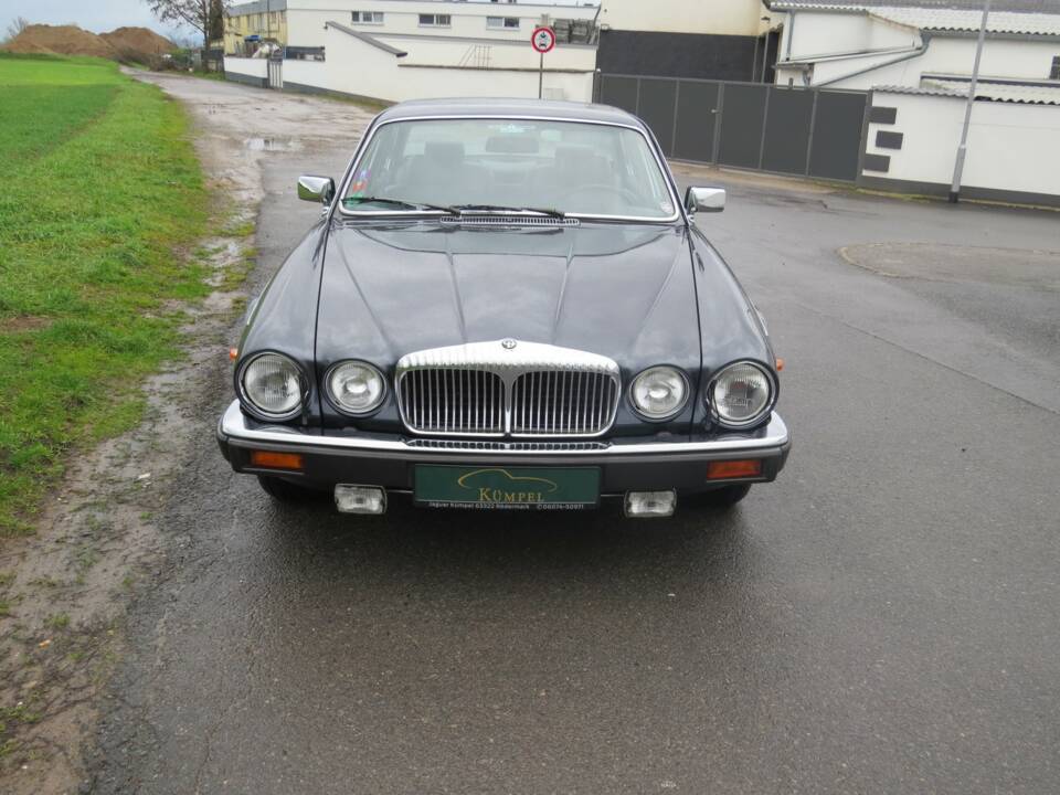 Image 7/30 of Daimler Double Six (1992)