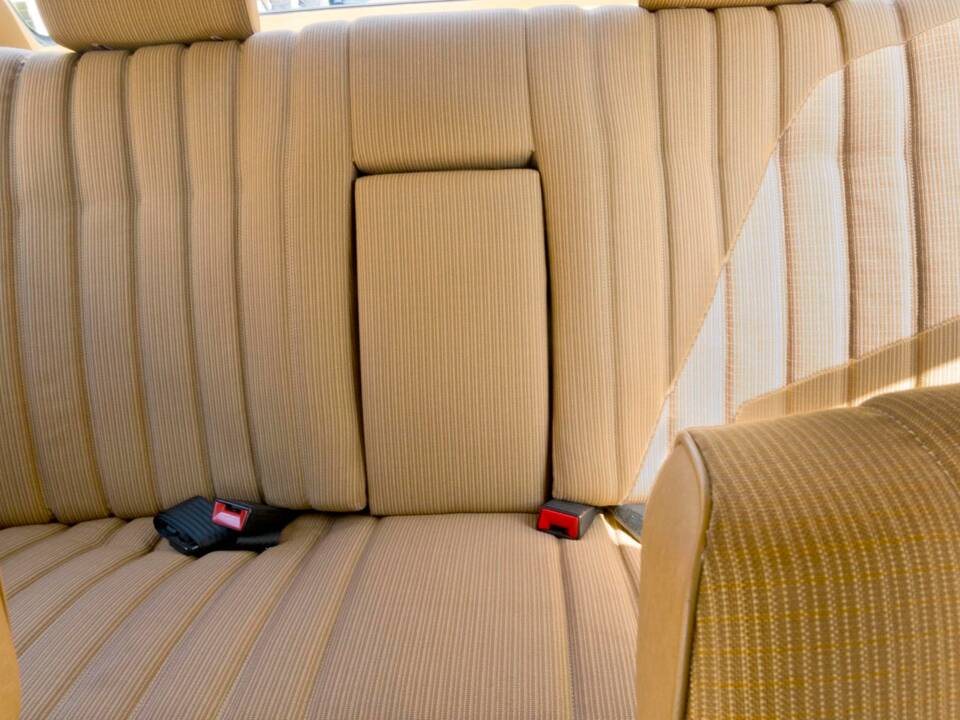 Bild 14/18 von Mercedes-Benz 200 (1983)