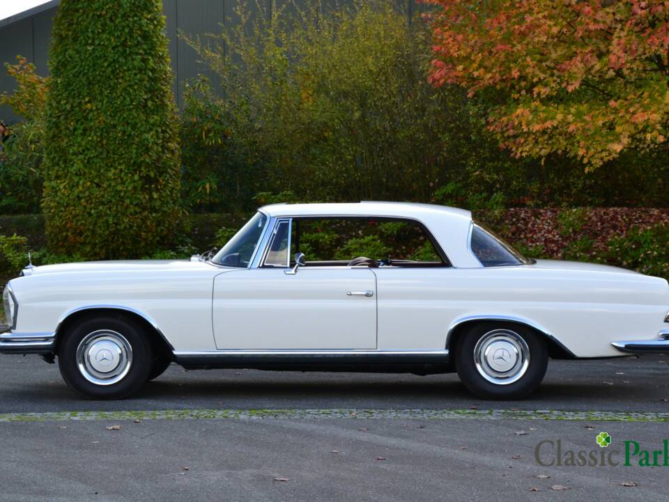 Image 2/50 of Mercedes-Benz 250 SE (1966)