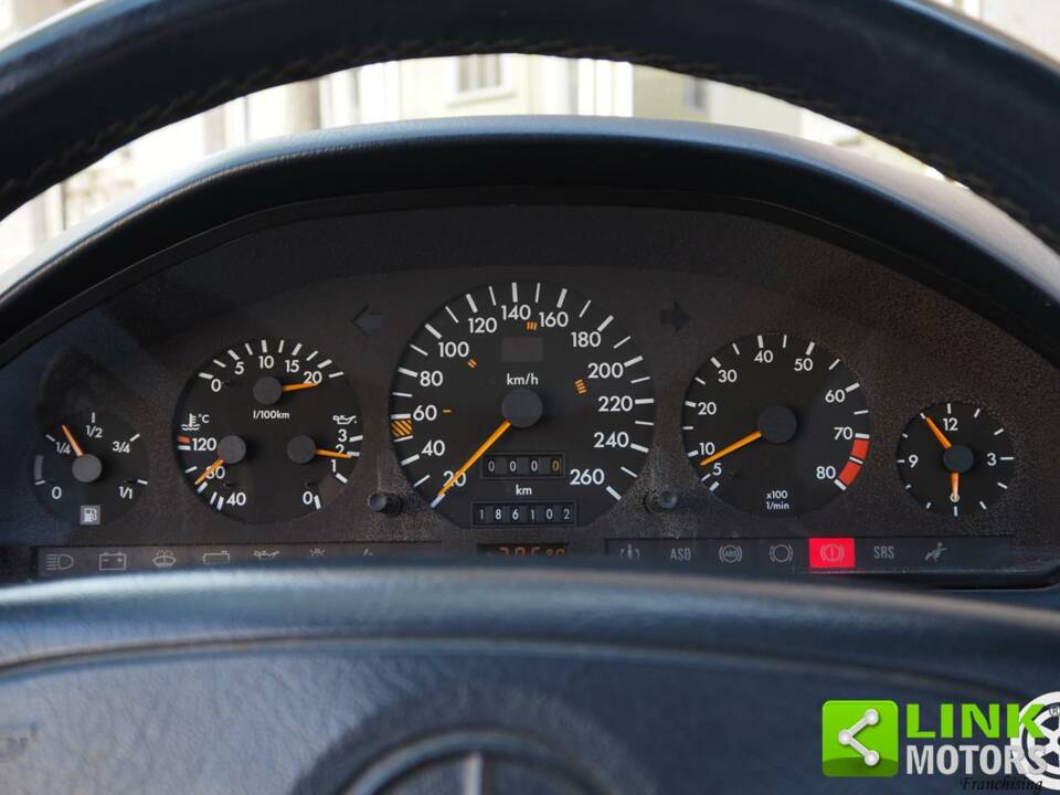 Imagen 8/37 de Mercedes-Benz 300 SL-24 (1992)