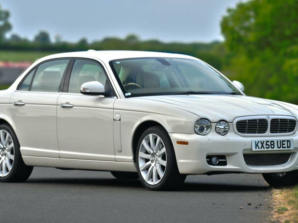 Image 5/50 of Jaguar XJ 8 4.2 (2008)