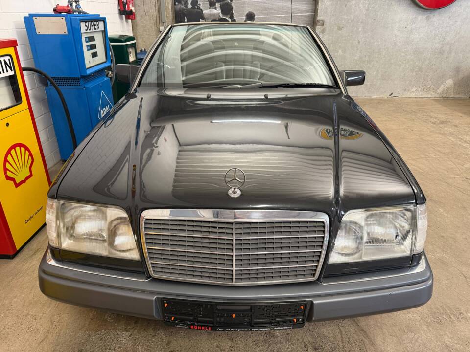 Bild 4/18 von Mercedes-Benz E 200 (1994)