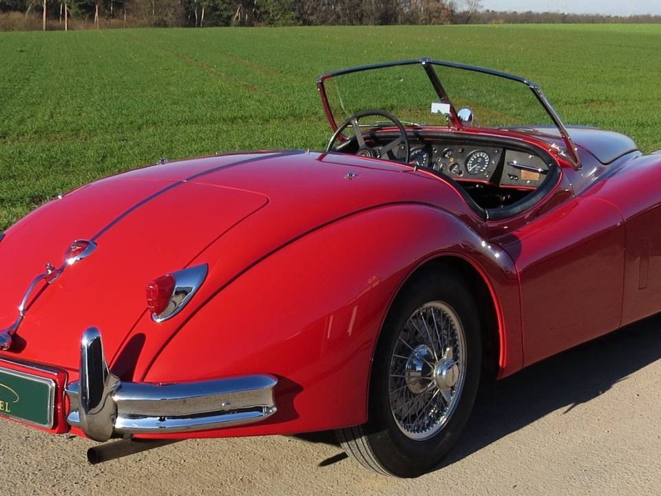 Image 8/50 of Jaguar XK 140 SE OTS (1955)