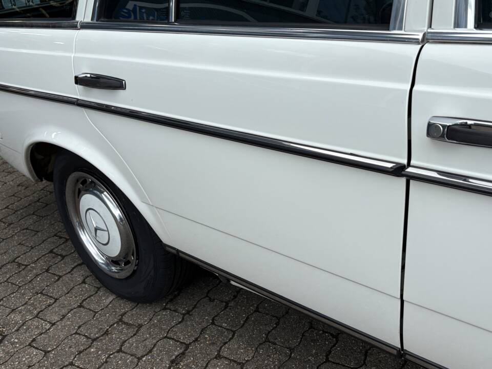 Image 60/66 of Mercedes-Benz 200 T (1984)