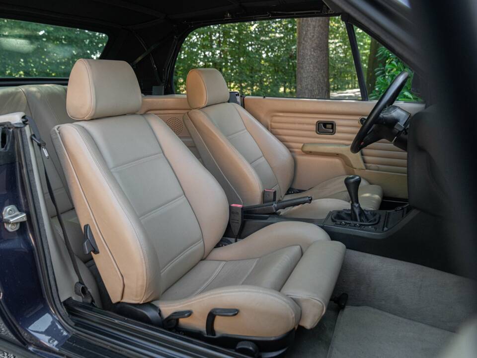 Image 32/50 of BMW 320i (1989)