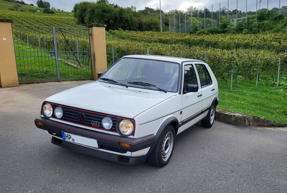 Image 1/14 de Volkswagen Golf Mk II GTi 16V 1.8 (1988)