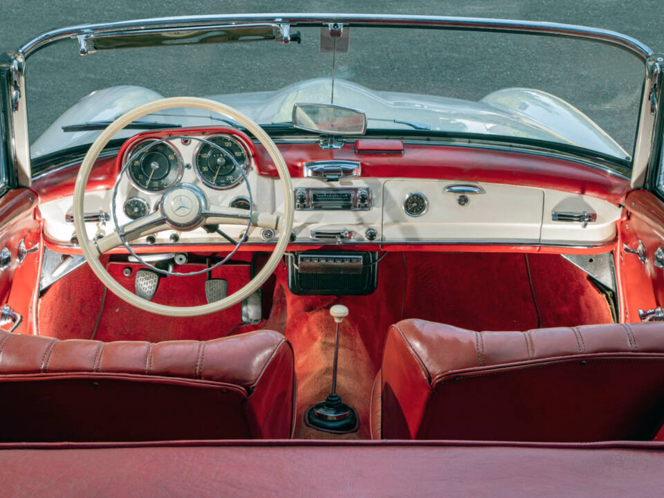 Image 14/19 of Mercedes-Benz 190 SL (1957)