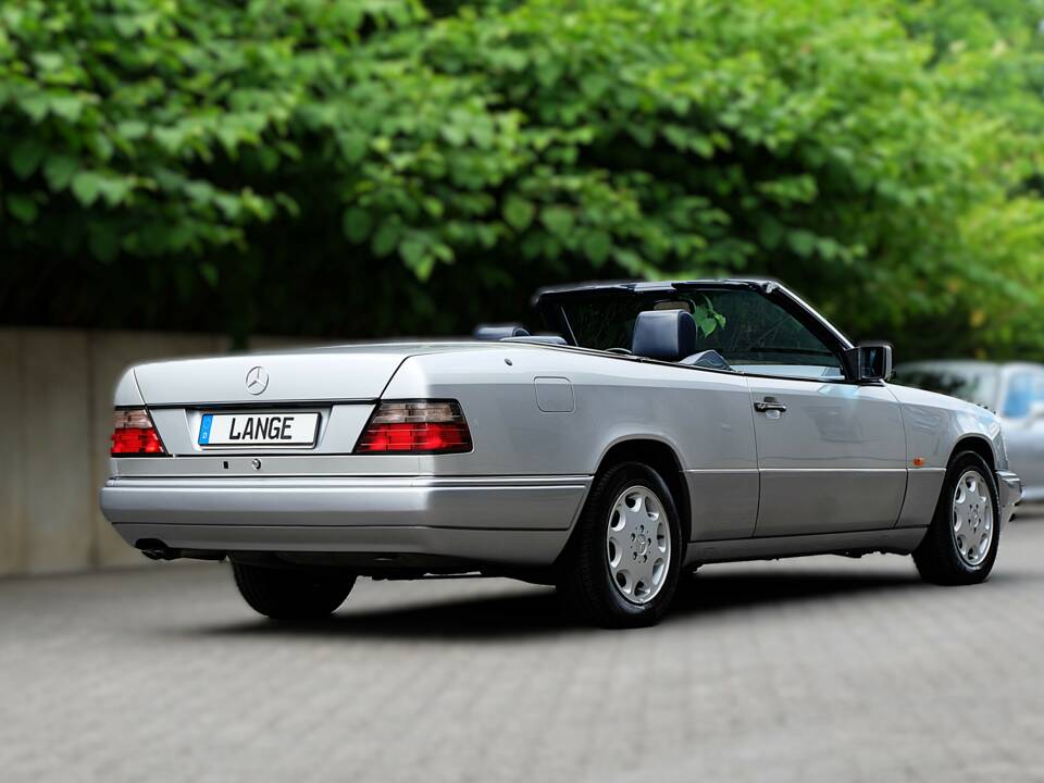 Image 3/69 of Mercedes-Benz E 320 (1994)
