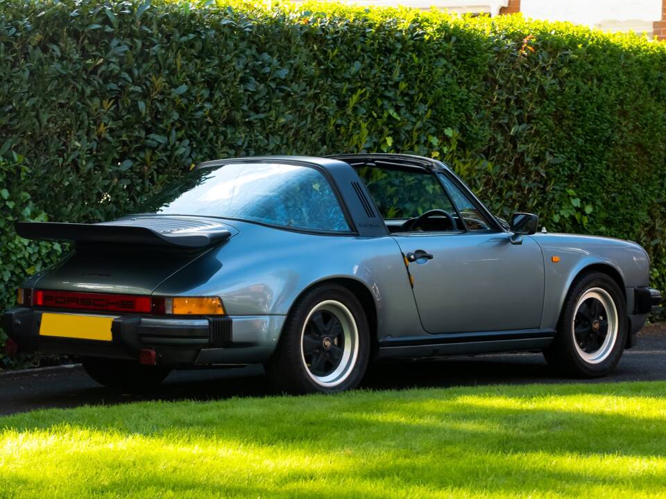 Image 3/47 of Porsche 911 Carrera 3.2 (1984)