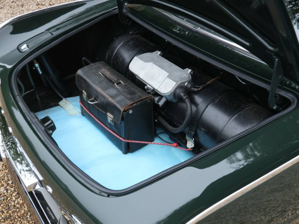 Image 36/50 of Volvo 1800 S (1968)