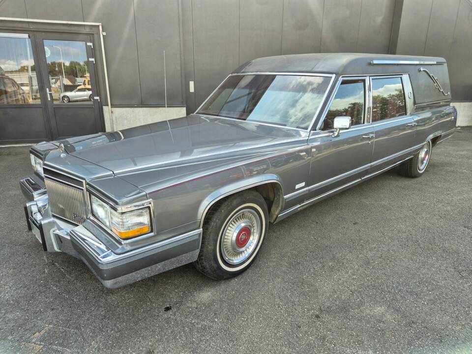 Image 1/8 of Cadillac Fleetwood Brougham (1992)