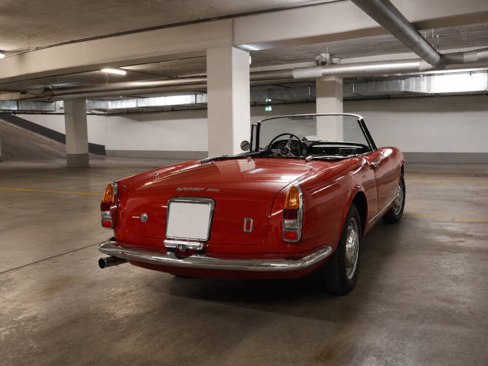 Image 29/31 of Alfa Romeo 2600 Spider (1964)