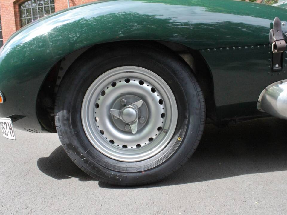 Image 13/16 of Jaguar D-Type (1964)