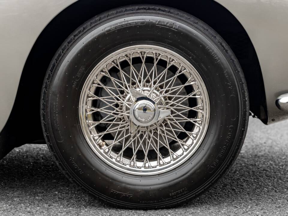 Immagine 6/74 di Aston Martin DB 5 Vantage (1964)