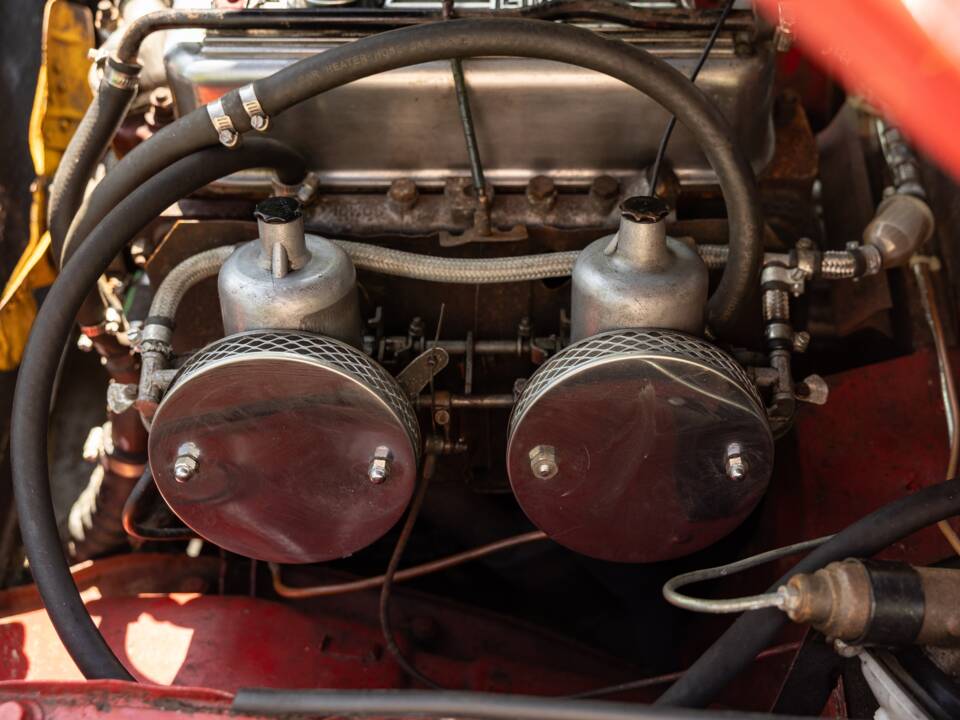 Image 33/50 of MG MGB GT (1970)