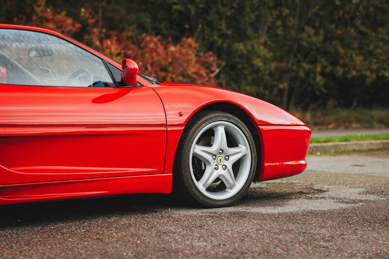 Image 18/50 de Ferrari F 355 Berlinetta (1998)