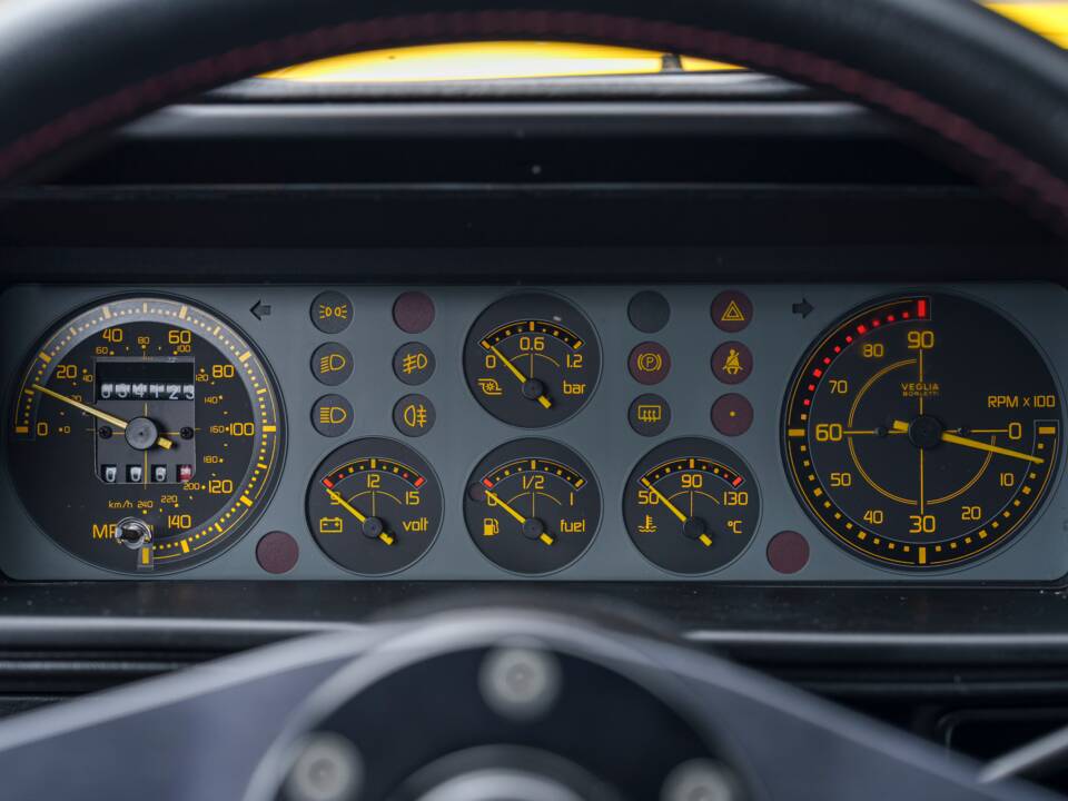 Image 16/27 of Lancia Delta HF Integrale Evoluzione I (1992)