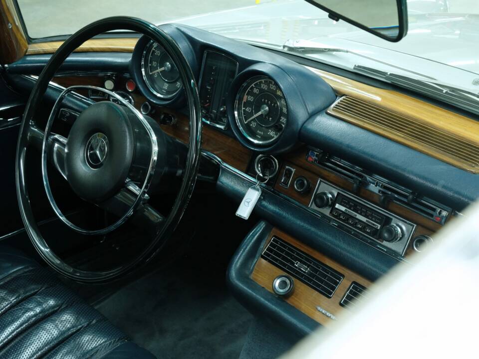 Image 44/50 of Mercedes-Benz 280 SE 3,5 (1970)