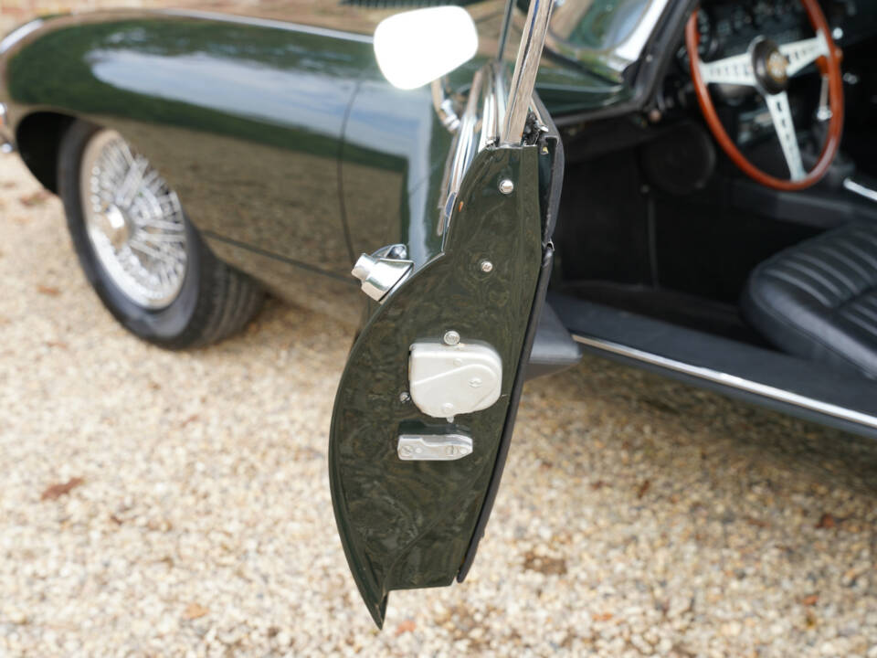 Image 38/50 de Jaguar E-Type (1970)