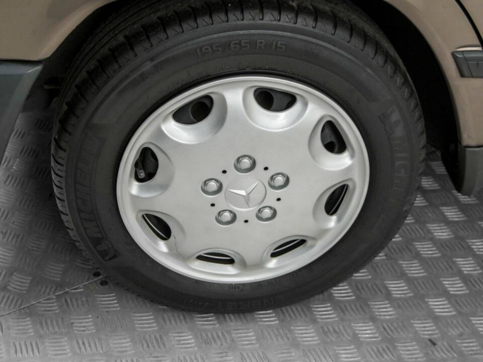 Image 31/50 of Mercedes-Benz 300 TD (1986)