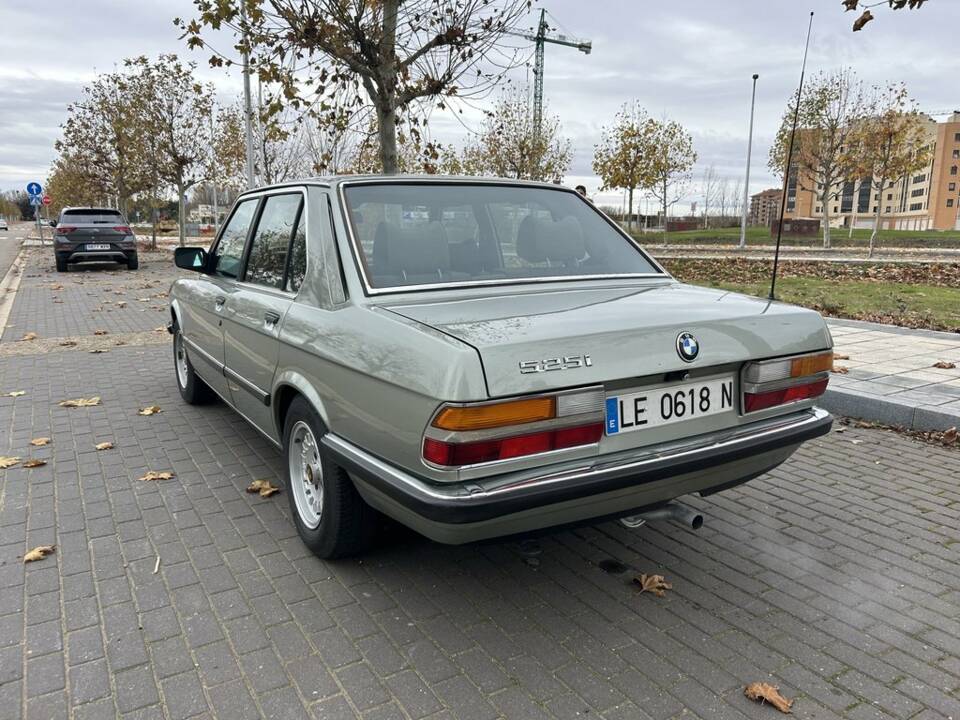Image 5/8 of BMW 525i (1983)