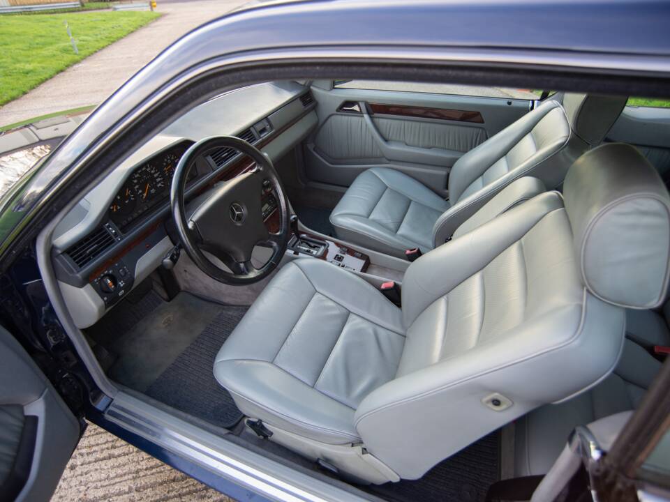 Bild 10/30 von Mercedes-Benz 300 CE (1992)