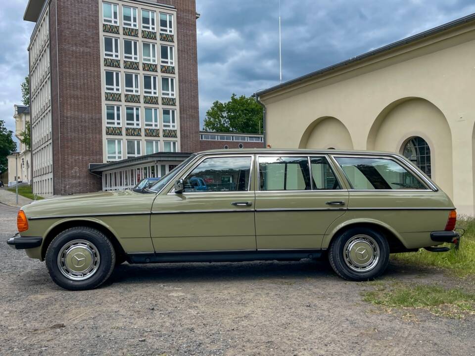 Image 3/34 of Mercedes-Benz 200 T (1983)