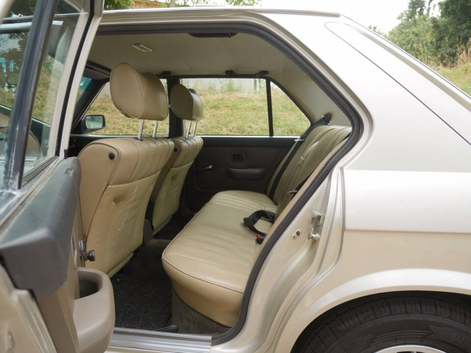 Image 17/42 of BMW 528i (1900)