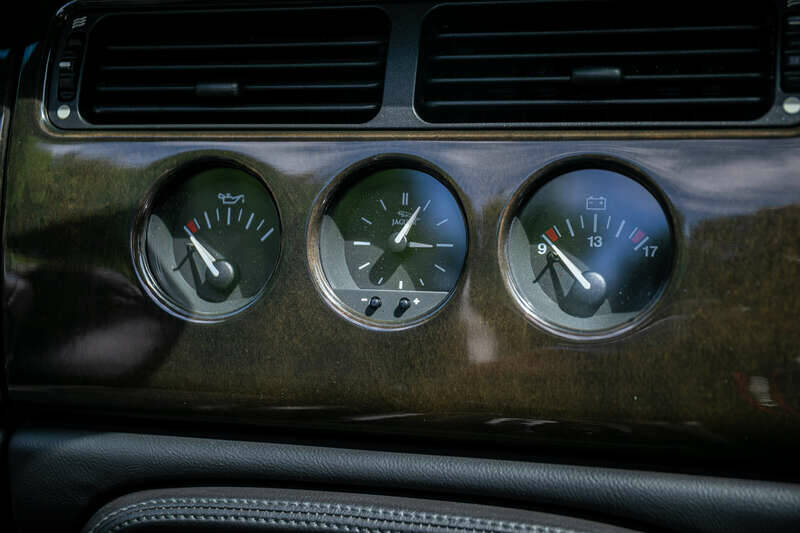 Image 26/33 of Jaguar XK8 4.0 (1999)