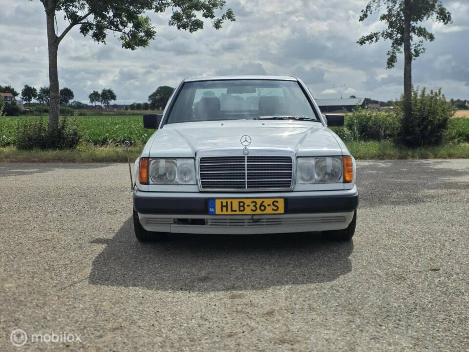 Afbeelding 4/42 van Mercedes-Benz 300 E (1986)