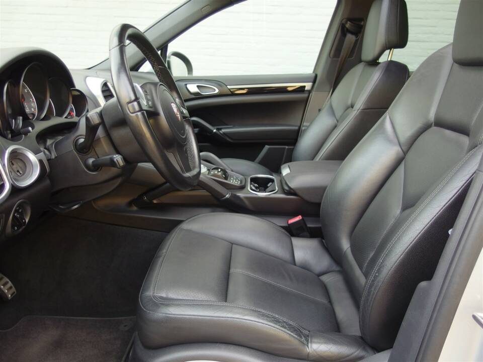Image 46/98 of Porsche Cayenne S (2010)