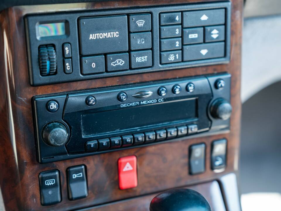 Image 34/45 of Mercedes-Benz 500 SL (1990)