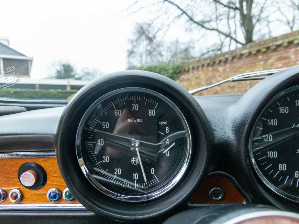 Image 47/50 de Alfa Romeo Giulia GT 1300 Junior (1972)