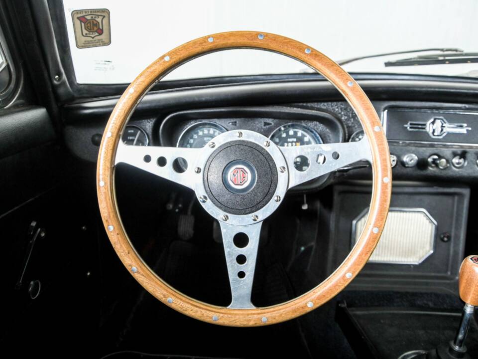 Image 8/50 of MG MGB GT (1967)