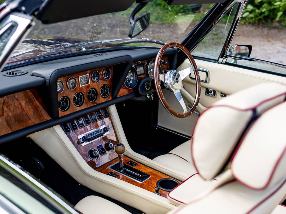 Image 4/50 of Jensen Interceptor MK III (1975)