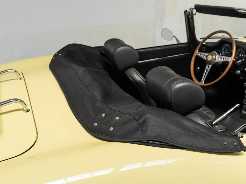 Immagine 21/32 di Jaguar E-Type (1969)